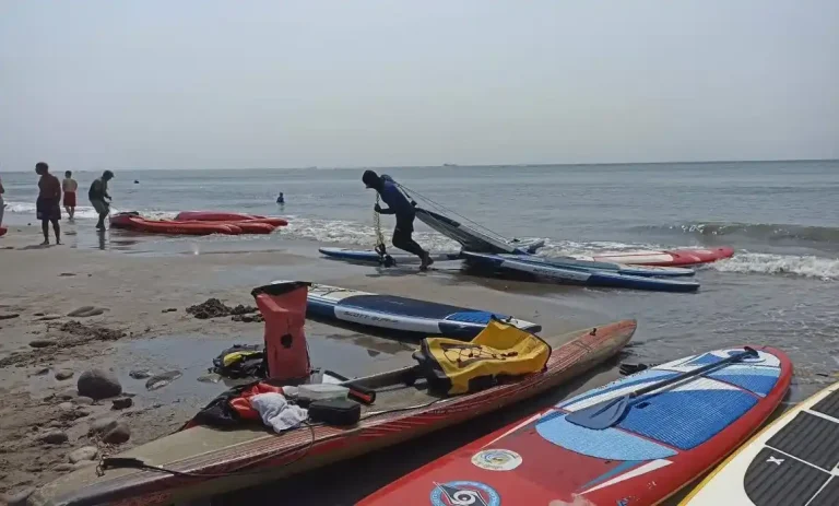 Rescatan a 90 kayakistas tras quedar varados en altamar frente a playa de Boca del Río, Veracruz