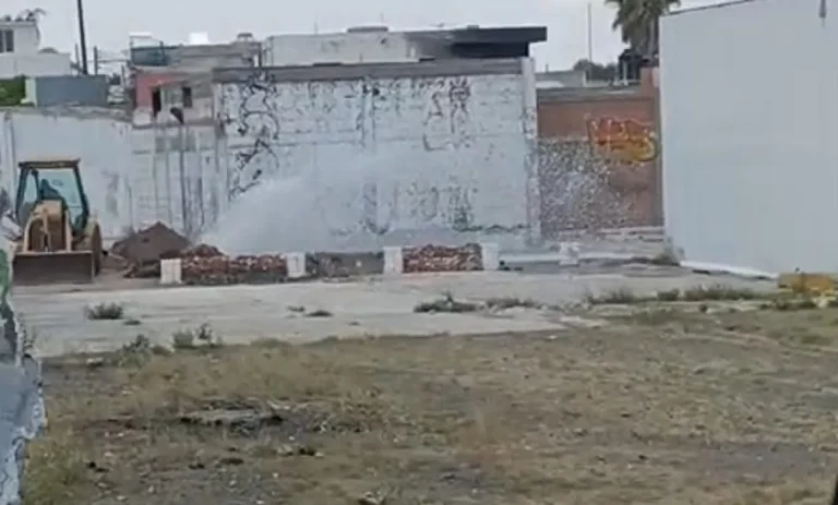 Retroexcavadora provoca fuga de agua en predio que estaba en custodia.
