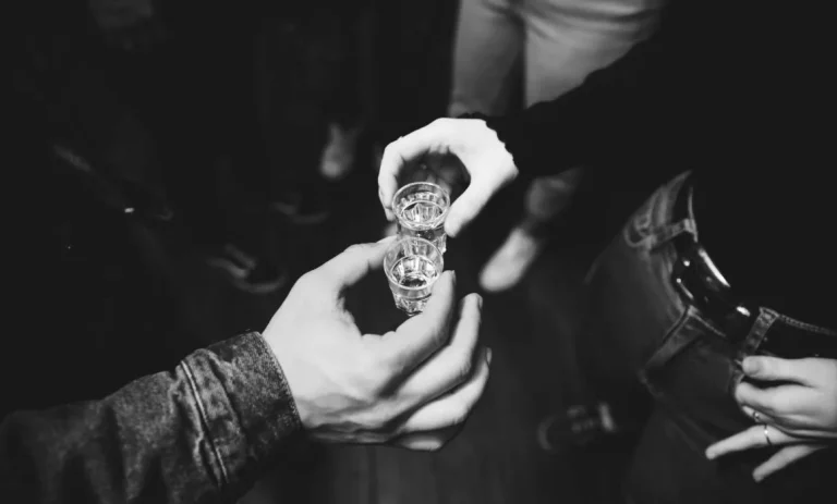 Suman 2 fiestas clandestinas clausuradas con menores y alcohol en Querétaro.